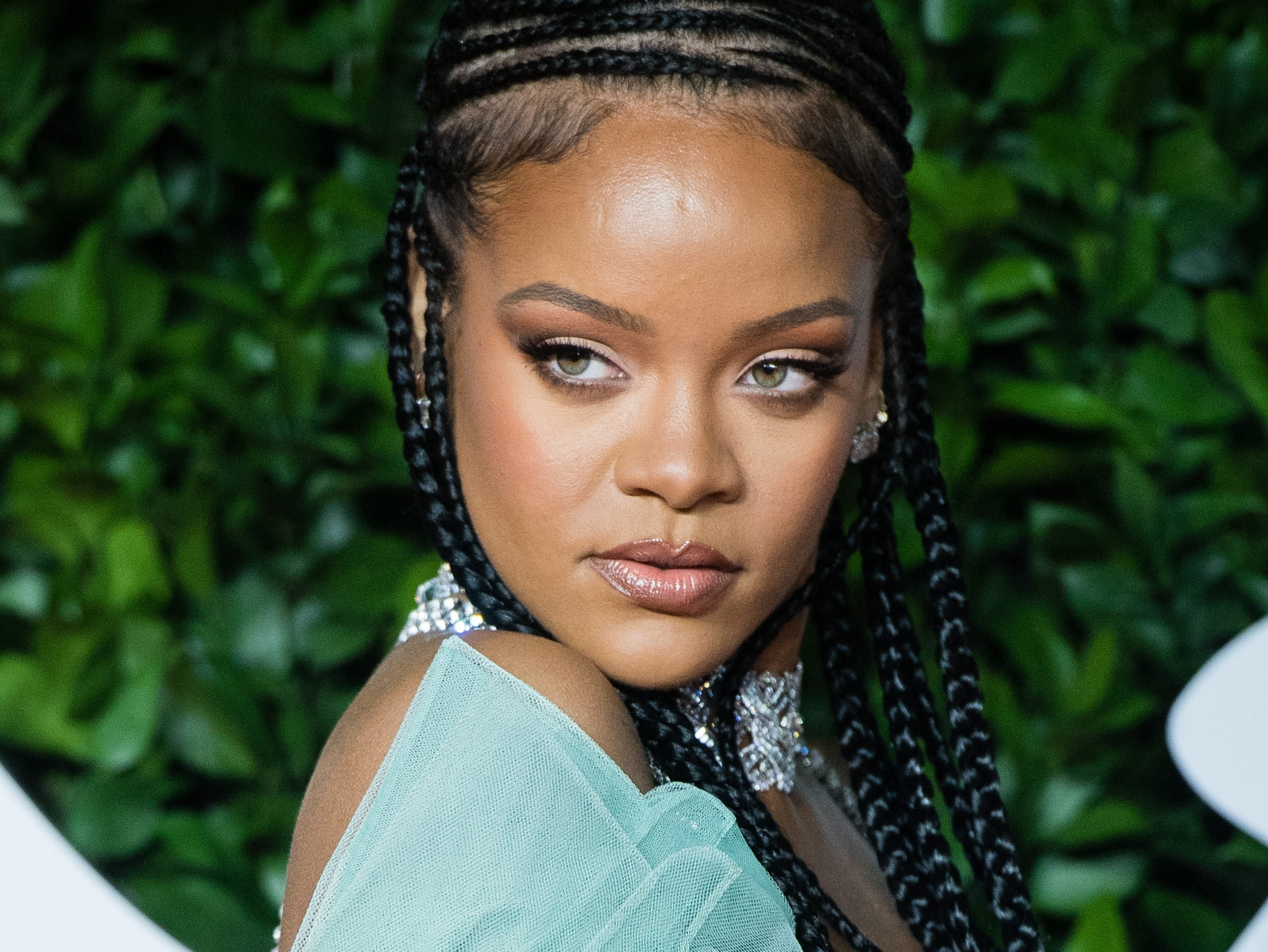 Rihanna (Rihanna) calls for her “old set” (video) love song