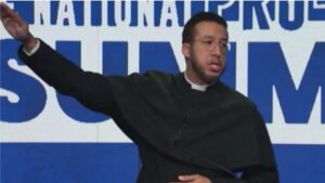 After a conservative event (video) controversial gestures, Father Michigan lost his license (video) after controversial gestures (video)