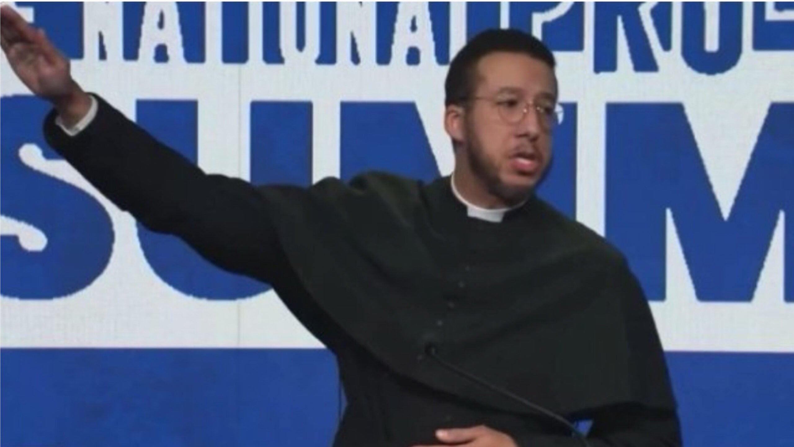 After a conservative event (video) controversial gestures, Father Michigan lost his license (video) after controversial gestures (video)