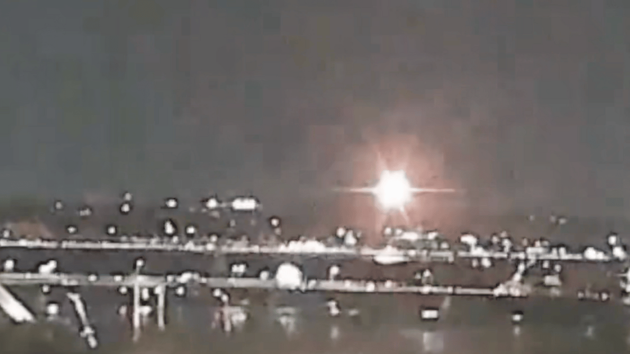 US airline flights collide with the helicopter near DC's Reagan Airport, stop flights (video)