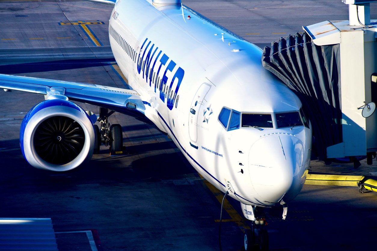 United Airlines flying to New York filled with smoke before taking off, forcing emergency evacuation (video)