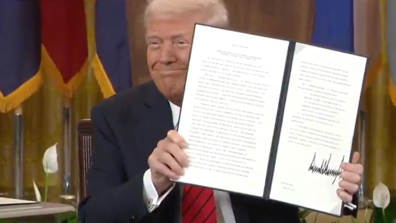 Trump signs executive order to demolish the Ministry of Education (video)